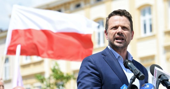 Rafał Trzaskowski spotkał się z rodzicami uwięzionego przez reżim Alaksandra Łukaszenki białoruskiego opozycjonisty Ramana Pratasiewicza: Natalią i Dmitrijem Pratasiewiczami. Po spotkaniu prezydent stolicy podjął decyzję o przyznaniu im pomocy.