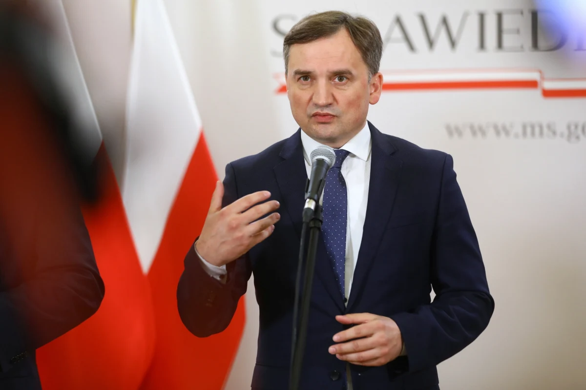 "Mam trudne relacje z premierem Mateuszem Morawieckim, nie zawsze nam po drodze, ale w tym wypadku bronię go z głębokim przekonaniem, że postąpił słusznie, odpowiedzialnie, chronił kraj przed anarchią" - powiedział w Polsat News szef MS Zbigniew Ziobro pytany o wybory korespondencyjne i raport NIK w tej sprawie.