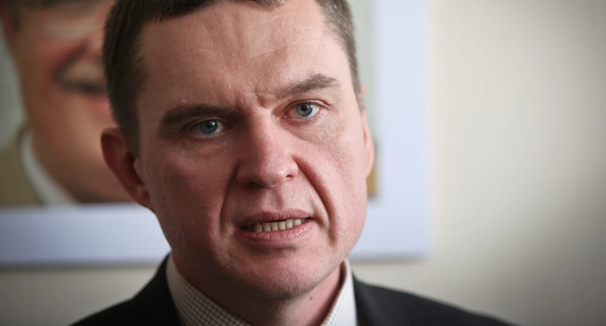 Z listów od męża wynika, że 27 maja został zawieziony do Komitetu Śledczego, gdzie złożono mu jakąś propozycję, na którą on się nie zgodził – mówi PAP żona Andrzeja Poczobuta, Oksana. Jej zdaniem działacz ZPB mógł otrzymać propozycję wyjścia z aresztu w zamian za opuszczenie Białorusi.