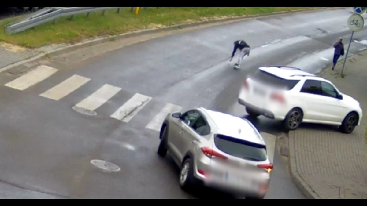 Niebezpieczna sytuacja na przejściu dla pieszych w Łukowie w woj. lubelskim. Kierowca potrącił przechodzącego 17-latka. Zdarzenie zarejestrowały kamery miejskiego monitoringu.