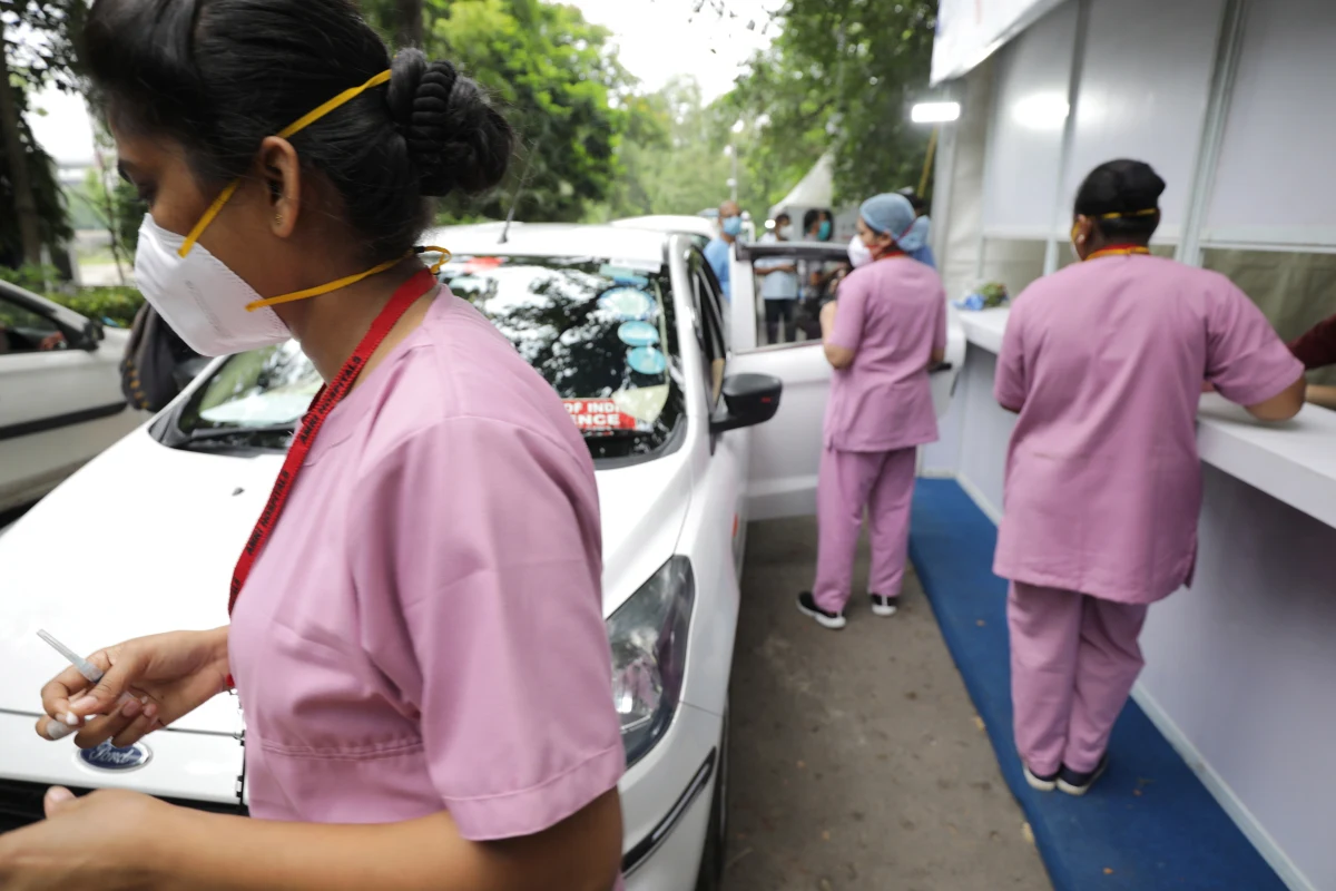 Liczba ofiar śmiertelnych pandemii Covid-19 w tym roku przekroczyła już liczbę ofiar z 2020 r. - pisze dziennik "The Wall Street Journal", opierając się na wyliczeniach Uniwersytetu Johnsa Hopkinsa. Pandemia jest daleka od zakończenia, mimo postępów szczepień w rozwiniętych krajach - ocenia gazeta.