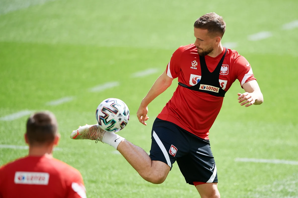 Jan Bednarek nie wziął udziału w porannym treningu reprezentacji Polski na Polsat Plus Arenie Gdańsk. Na początku zajęć piłkarze odśpiewali "sto lat" Tomaszowi Kędziorze, który dziś obchodzi 27. urodziny.