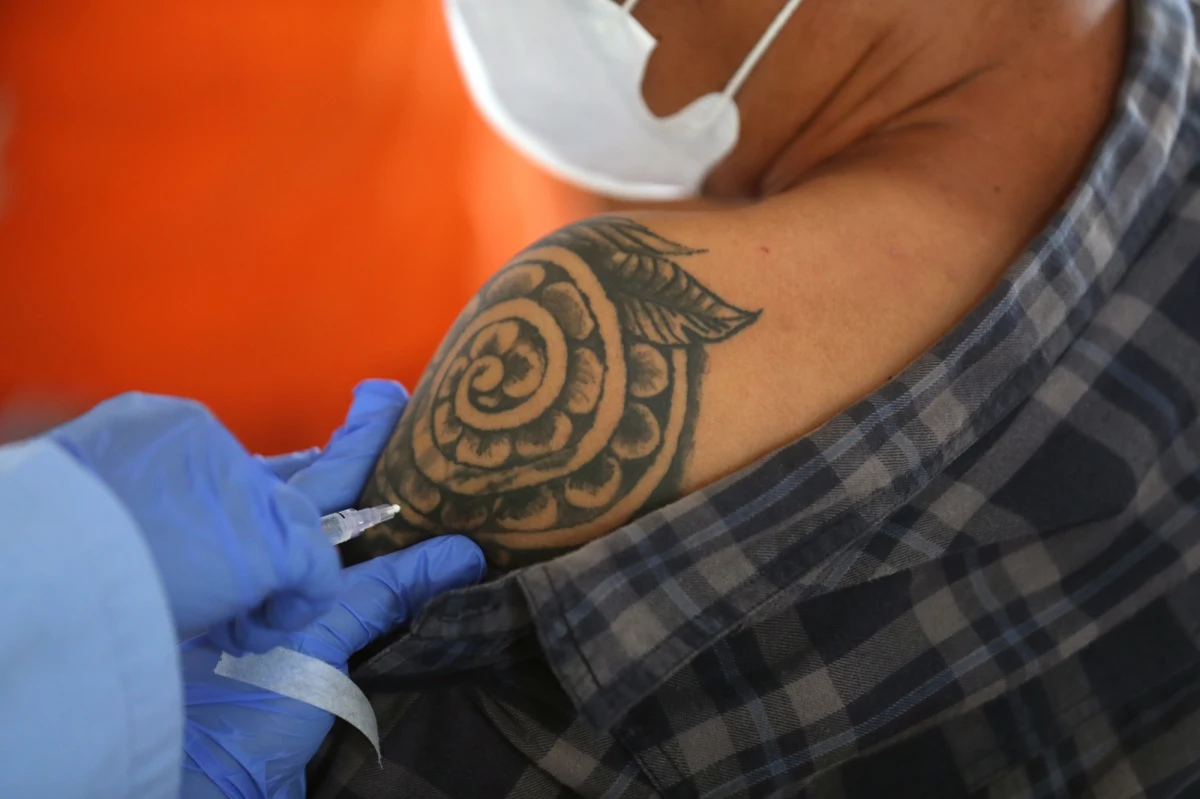 Będzie problem z podawaniem drugiej dawki w innym miejscu niż pierwszej - przyznaje minister zdrowia Adam Niedzielski. "Jest generalnie problem z technicznym zorganizowaniem tego" - mówi.