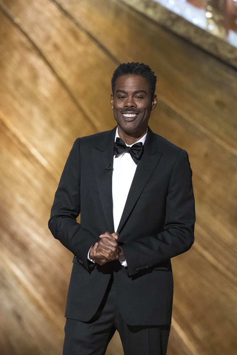 Chris Rock, znany amerykański komik, scenarzysta, reżyser i aktor typowany do nagrody Emmy za rolę w czwartym sezonie "Fargo", w rozmowie z Nicole Kidman opowiedział o swoich doświadczeniach w pracy z kobietami. Filmowiec przyznał, że współpraca z wybitnymi artystkami nauczyła go szacunku do pań, którego bezwzględnie wymaga teraz od swoich podwładnych. "Zdarzało mi się zwalniać ludzi, którzy nie potrafili słuchać kobiet" - ujawnił.