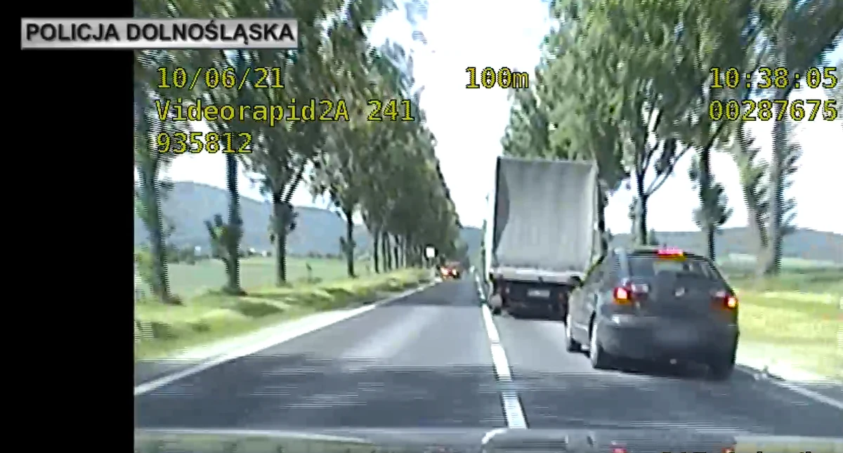 Cztery zarzuty usłyszał 45-latek, którego wczoraj ścigała policja na Dolnym Śląsku. Podczas pościgu padły strzały. Kierowca - jak się okazało - miał w organizmie ponad 2,5 promila alkoholu.