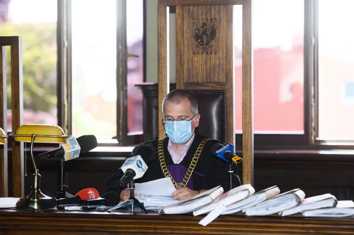 Sąd Rejonowy w Gnieźnie skazał byłych policjantów na karę roku więzienia z warunkowym jej zawieszeniem. Byli oskarżeni ws. śmierci mężczyzny. Karolina F. i Filip S., wezwani na interwencję do pijanego 36-latka, zamiast podjąć odpowiednie działania, zawieźli go do lasu. Tam mężczyzna zmarł.