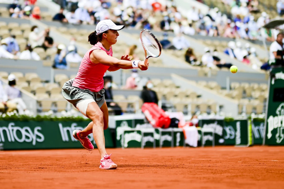 Tenisistki Iga Świątek i Bethanie Mattek-Sands awansowały do finału debla wielkoszlemowego French Open. Rozstawiony z numerem 14. polsko-amerykański duet pokonał Rumunkę Irinę-Camelię Begu i Argentynkę Nadię Podoroską 6:3, 6:4.