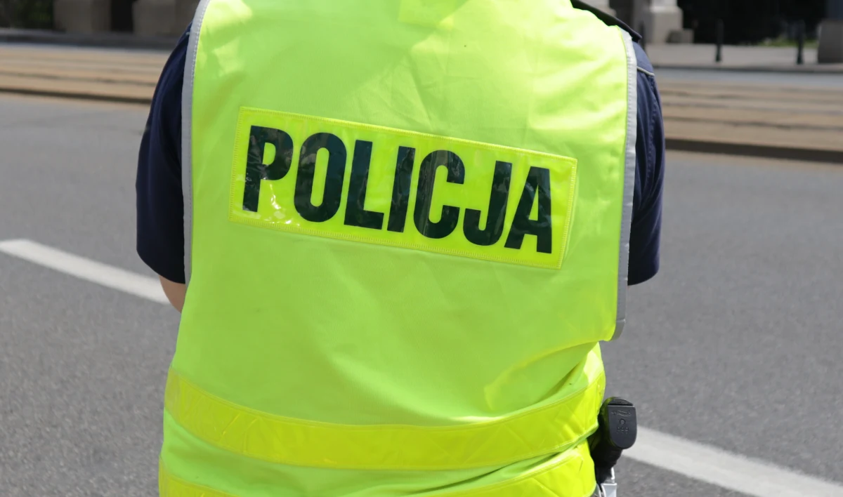 Policjanci z warszawskiego Wilanowa zatrzymali dwóch 14-latków podejrzanych o udział w dwóch oszustwach metodą "na policjanta" - powiedział PAP rzecznik mokotowskiej policji podkom. Robert Koniuszy. Dodał, że nastolatkowie wyłudzili od pokrzywdzonego 23 tys. złotych.