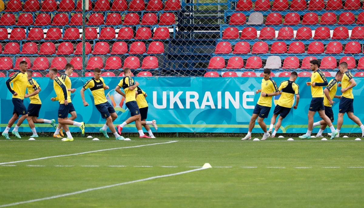 Ukraińska reprezentacja na Mistrzostwach Europy w Piłce Nożnej będzie grać w strojach, na których widnieje napis: "Chwała Ukrainie! Bohaterom chwała!" - poinformował w piątek jej rzecznik. W czwartek UEFA nakazała usunięcie z koszulek drugiej części hasła. Później szef Ukraińskiego Związku Piłki Nożnej Andrij Pawełko poinformował o kompromisie z UEFA – sporne hasło "Bohaterom chwała!" zostanie na strojach piłkarzy, ale będzie zakryte.