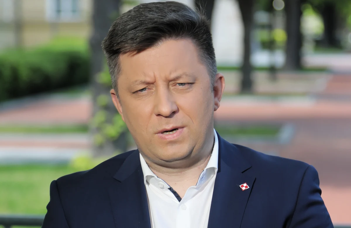 ​W tej chwili nie można jednoznacznie wskazać kto stoi za atakiem hakerskim, ale oczywiste jest, że jego intencją jest podważenie zaufania do mnie - oświadczył w piątek szef KPRM Michał Dworczyk. Część z ujawnionych informacji i rzekomych maili została spreparowana - dodał.