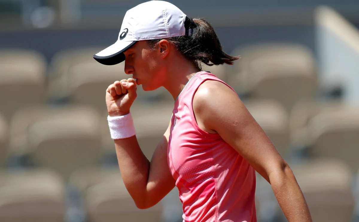 Iga Światek przyznała, że awans do finału debla w wielkoszlemowym French Open to dla niej duże osiągnięcie i niespodzianka, dzięki czemu cieszy się nim w pełni. "Wszelka presja u mnie zniknęła" - dodała specjalizująca się w singlu tenisistka.