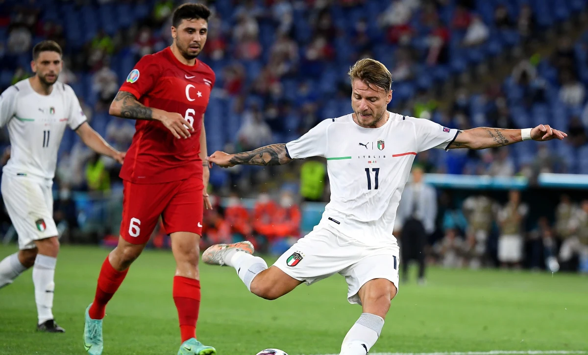 Włochy pokonały Turcję w meczu otwarcia Euro 2020 w Rzymie. W pierwszej połowie nie padła żadna bramka, ale już na początku drugiej spektakularnego gola strzelili Turcy, na nieszczęście, samym sobie. Włosi zdobyli następnie dwie kolejne bramki, tym samym pokonując Turków 0:3. 