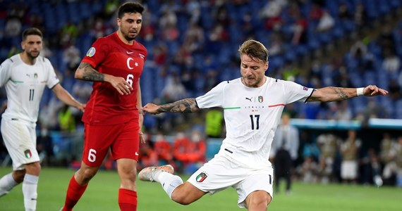 Włochy pokonały Turcję w meczu otwarcia Euro 2020 w Rzymie. W pierwszej połowie nie padła żadna bramka, ale już na początku drugiej spektakularnego gola strzelili Turcy, na nieszczęście, samym sobie. Włosi zdobyli następnie dwie kolejne bramki, tym samym pokonując Turków 0:3. 