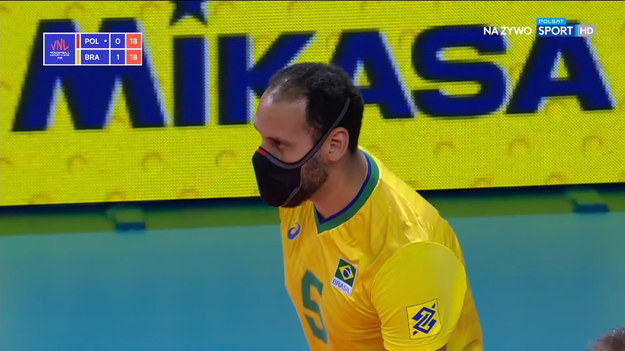 W meczu Polska - Brazylia w siatkarskiej Lidze Narodów Maurício Souza zdecydował się zagrać w maseczce. 