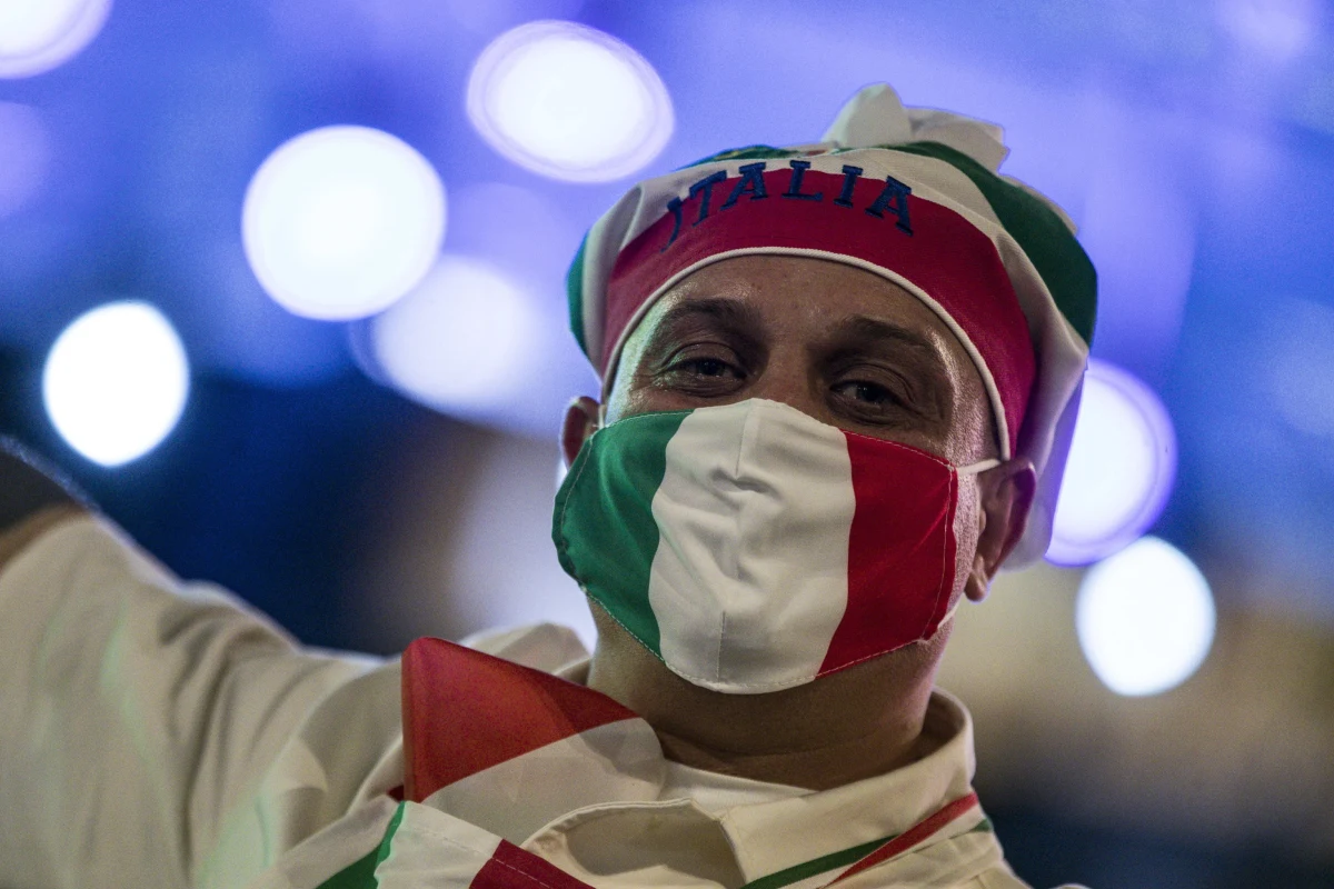 "Czekaliśmy na to rok, Włochy cierpiały, płakały, a teraz dzięki piłce nożnej podnoszą się z pandemii" - mówili komentatorzy telewizji RAI przed meczem na Stadionie Olimpijskim w Rzymie, który zainaugurował mistrzostwa Europy. Po zwycięstwie nad Turcją 3:0 Włosi dostali skrzydeł.