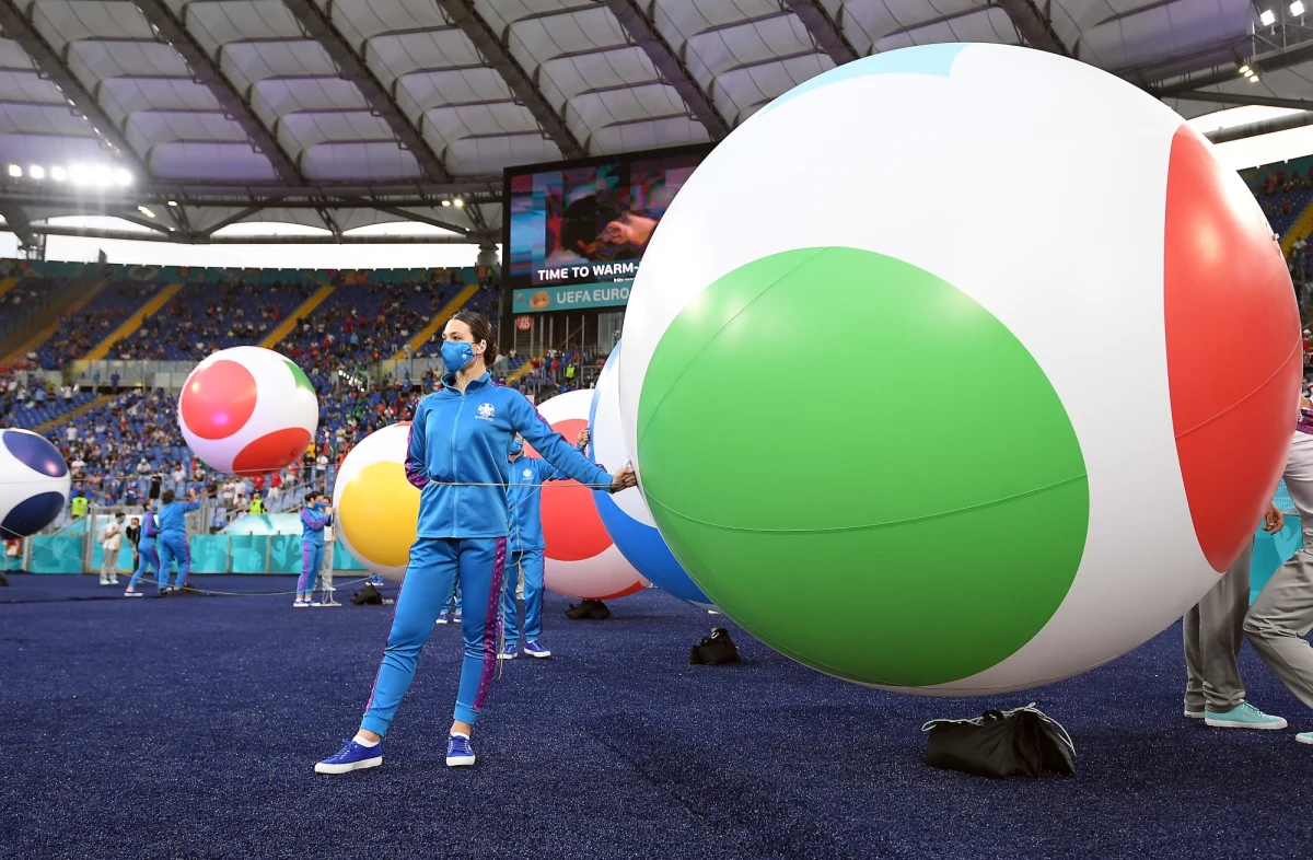 Tegoroczne mistrzostwa Europy są pierwszą wielką imprezą, na której wystąpią piłkarze Finlandii. Turniej zaczną w sobotę od meczu z Danią. W drugim spotkaniu grupy B Rosja zagra z Belgią. W grupie A natomiast Walia zmierzy się ze Szwajcarią.