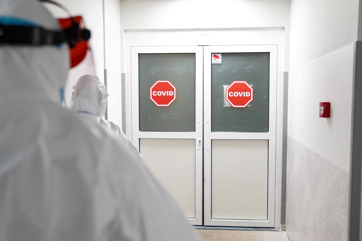 O 239 nowych zakażeniach koronawirusem i śmierci 47 chorych na Covid-19 poinformowało dzisiaj Ministerstwo Zdrowia. Niezmiennie spada liczba pacjentów covidowych w szpitalach: w tej chwili jest ich o ponad 200 mniej niż 24 godziny wcześniej.