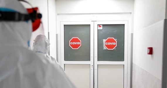 O 239 nowych zakażeniach koronawirusem i śmierci 47 chorych na Covid-19 poinformowało dzisiaj Ministerstwo Zdrowia. Niezmiennie spada liczba pacjentów covidowych w szpitalach: w tej chwili jest ich o ponad 200 mniej niż 24 godziny wcześniej.