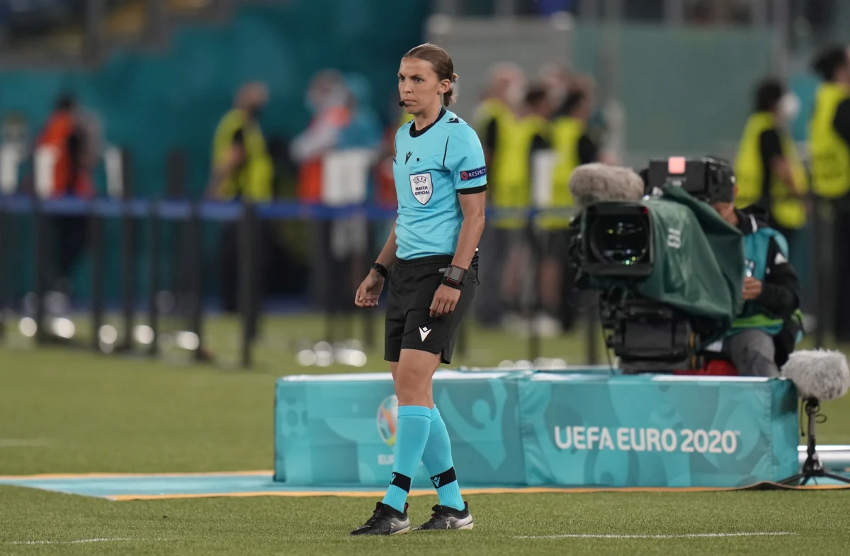 Stéphanie Frappart, francuska arbiter, jest pierwszą kobietą, która kiedykolwiek sędziowała podczas meczu mistrzostw Europy. W ten sposób napisała swój własny rozdział w historii męskiej piłki nożnej. Ponownie.