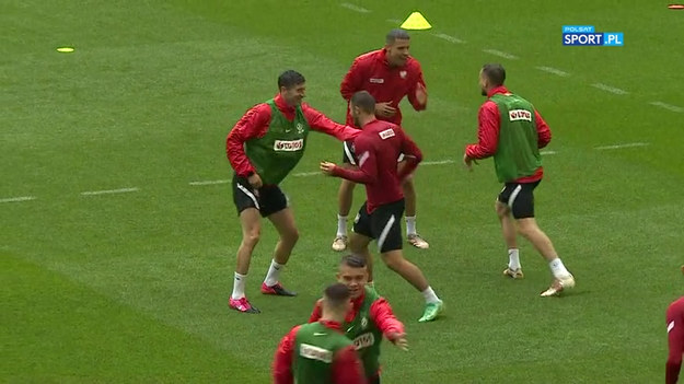 Piłkarze reprezentacji Polski mieli w sobotę nietypowe zajęcia. Trening na Polsat Plus Arenie Gdańsk zaczęły się od lekkiej rozgrzewki, później dobrali się w pary i... pozorowali walki bokserskie. W jednym z pojedynków stanęli przeciwko sobie Robert Lewandowski i Dawid Kownacki. Później było jeszcze trochę przepychanek z elementami rugby. Piłka nożną panowie zajęli się, gdy ze stadionu wyproszone dziennikarzy.
