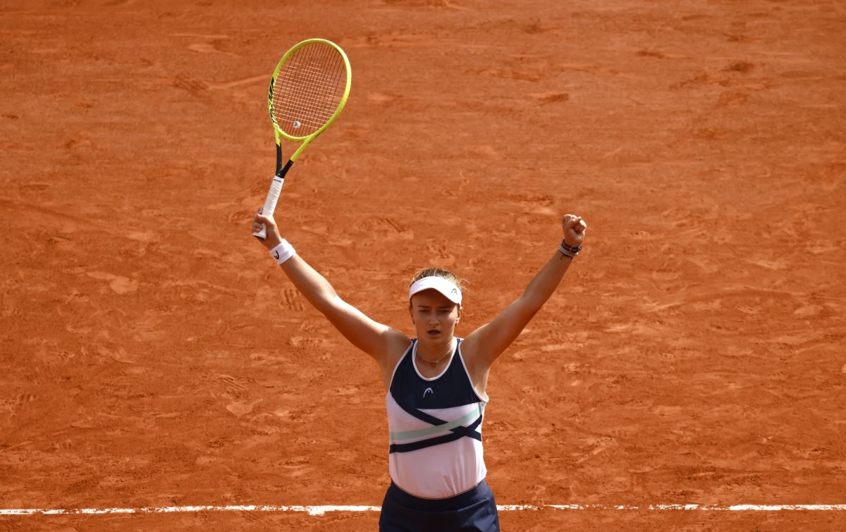 Czeska tenisistka Barbora Krejcikova pokonała rozstawioną z "31" Rosjankę Anastazję Pawliuczenkową 6:1, 2:6, 6:4 w finale turnieju French Open i wywalczyła pierwszy w karierze tytuł wielkoszlemowy w singlu. Teraz w Paryżu ma szansę na dublet - w niedzielę zagra w decydującym meczu debla.