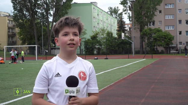 Młodzi adepci sztuki piłkarskiej opowiedzą nam czym jest w grze rzut rożny.