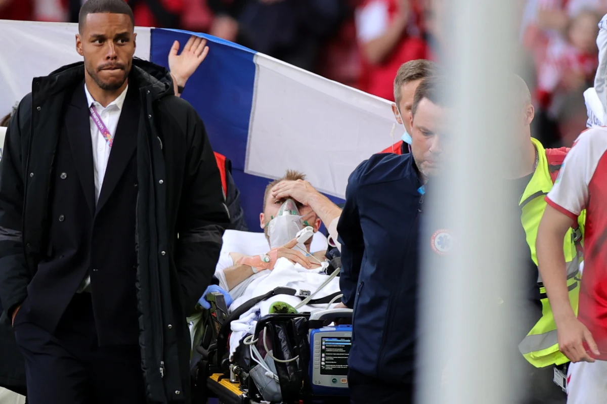 „Piłkarze reprezentacji rozmawiali z Christianem Eriksenem” - poinformował szef duńskiej federacji piłkarskiej Jakob Jensen. To miało zadecydować o tym, że zawodnicy chcieli wznowić mecz Euro 2020 z Finlandią, przerwany nagle w 43. minucie, kiedy 29-letni pomocnik zasłabł na murawie.