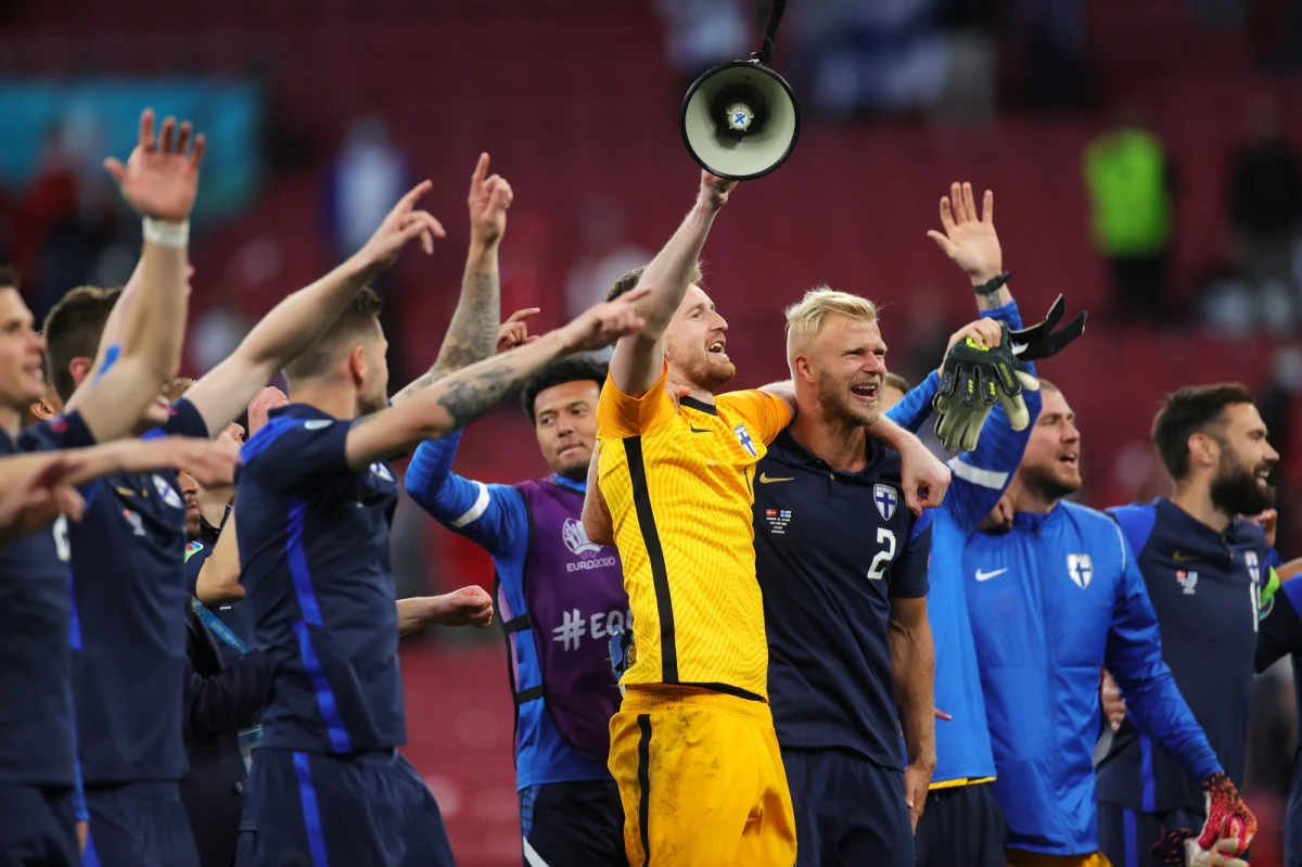 Piłkarze Finlandii wygrali swój pierwszy w historii mecz mistrzostw Europy. Bohaterem został Joel Pohjanpalo, który strzelił jedyną bramkę w spotkaniu. Starcie Finów i Duńczyków było pełne dramatycznych chwil. W trakcie meczu atak serca miał Christian Eriksen. Piłkarz był reanimowany, a spotkanie na kilkadziesiąt minut przerwano. Na szczęście Eriksen odzyskał przytomność. Docenić trzeba też piłkarzy Danii, którzy zasłonili Christiana Eriksena, gdy była mu udzielana pomoc medyczna i wspierali żonę pomocnika w niezwykle trudnych chwilach.