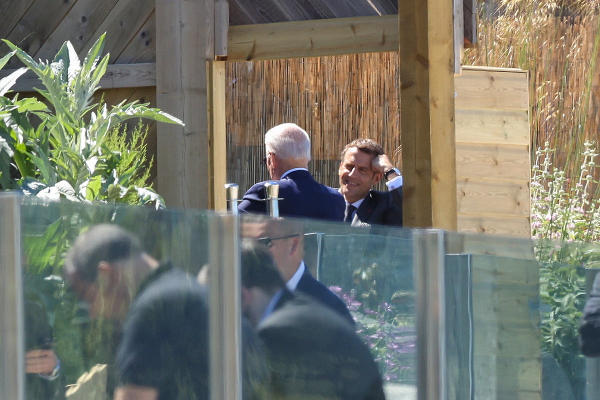 Joe Biden w sobotę na dwustronnym spotkaniu z prezydentem Francji Emmanuelem Macronem przy okazji szczytu G7 w Kornwalii. Unię Europejską określił jako "kręgosłup NATO". Przywódca USA spotkał się też z kanclerz Niemiec Angelą Merkel.