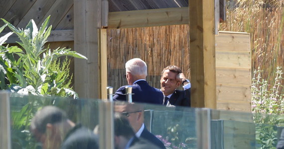 Joe Biden w sobotę na dwustronnym spotkaniu z prezydentem Francji Emmanuelem Macronem przy okazji szczytu G7 w Kornwalii. Unię Europejską określił jako "kręgosłup NATO". Przywódca USA spotkał się też z kanclerz Niemiec Angelą Merkel.