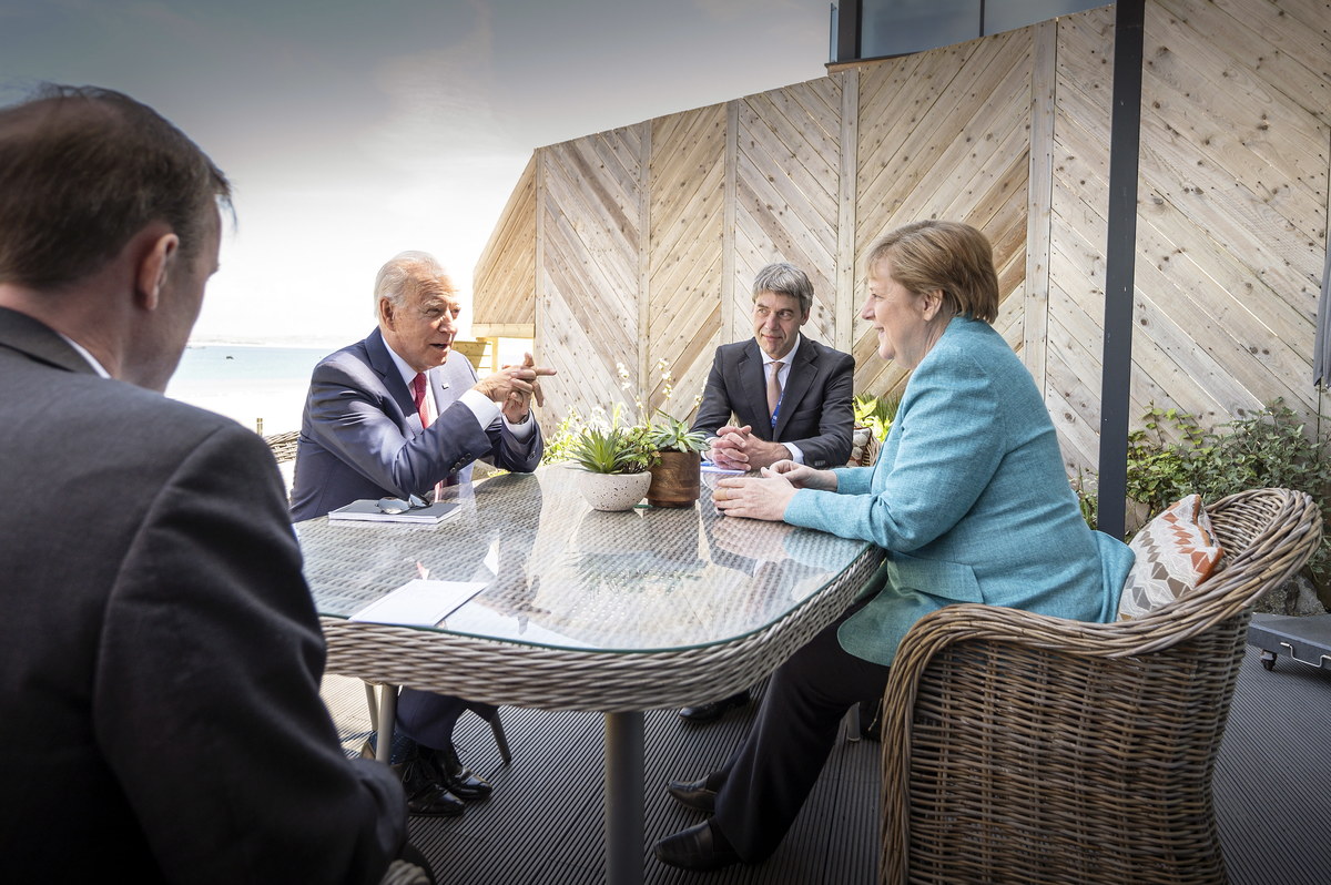 Rozmowy związane z gazociągiem Nord Stream 2 są na dobrej drodze - powiedziała kanclerz Niemiec Angela Merkel po dzisiejszym spotkaniu z prezydentem USA Joe Bidenem. Jak dodała, oboje zgodzili się, że dalszy udział Ukrainy w transferze gazu z Rosji do Europy jest nieodzowny.