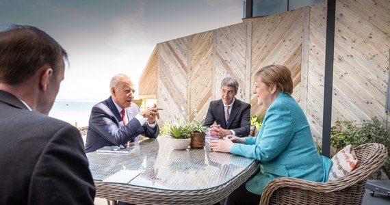 Rozmowy związane z gazociągiem Nord Stream 2 są na dobrej drodze - powiedziała kanclerz Niemiec Angela Merkel po dzisiejszym spotkaniu z prezydentem USA Joe Bidenem. Jak dodała, oboje zgodzili się, że dalszy udział Ukrainy w transferze gazu z Rosji do Europy jest nieodzowny.