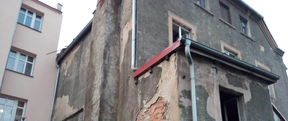 Strażacy, którzy weszli do mieszkania w Międzyborzu na Dolnym Śląsku, dokonali makabrycznego odkrycia: znaleźli ciało kobiety oraz dwójkę zapłakanych dzieci. Nie wiadomo, kiedy i w jakich okolicznościach kobieta zmarła. 