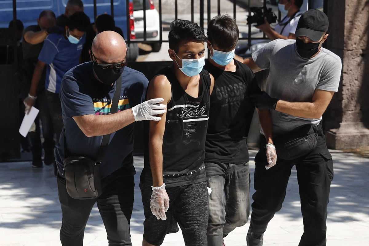 Czterech ubiegających się o azyl Afgańczyków zostało skazanych przez grecki sąd na 10 lat więzienia za podpalenie obozu uchodźców Moria na wyspie Lesbos we wrześniu 2020 r. Był to największy obóz uchodźców w Europie.