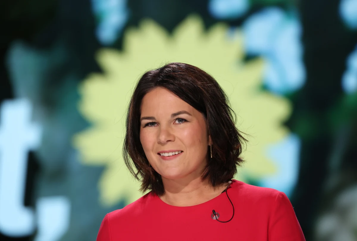Współprzewodnicząca niemieckiej partii Zielonych Annalena Baerbock została oficjalnie wybrana na kandydatkę tego ugrupowania na urząd kanclerza Niemiec w wyborach parlamentarnych we wrześniu. Sondaże pokazują, że poparcie dla będących niedawno liderami popularności Zielonych spada.