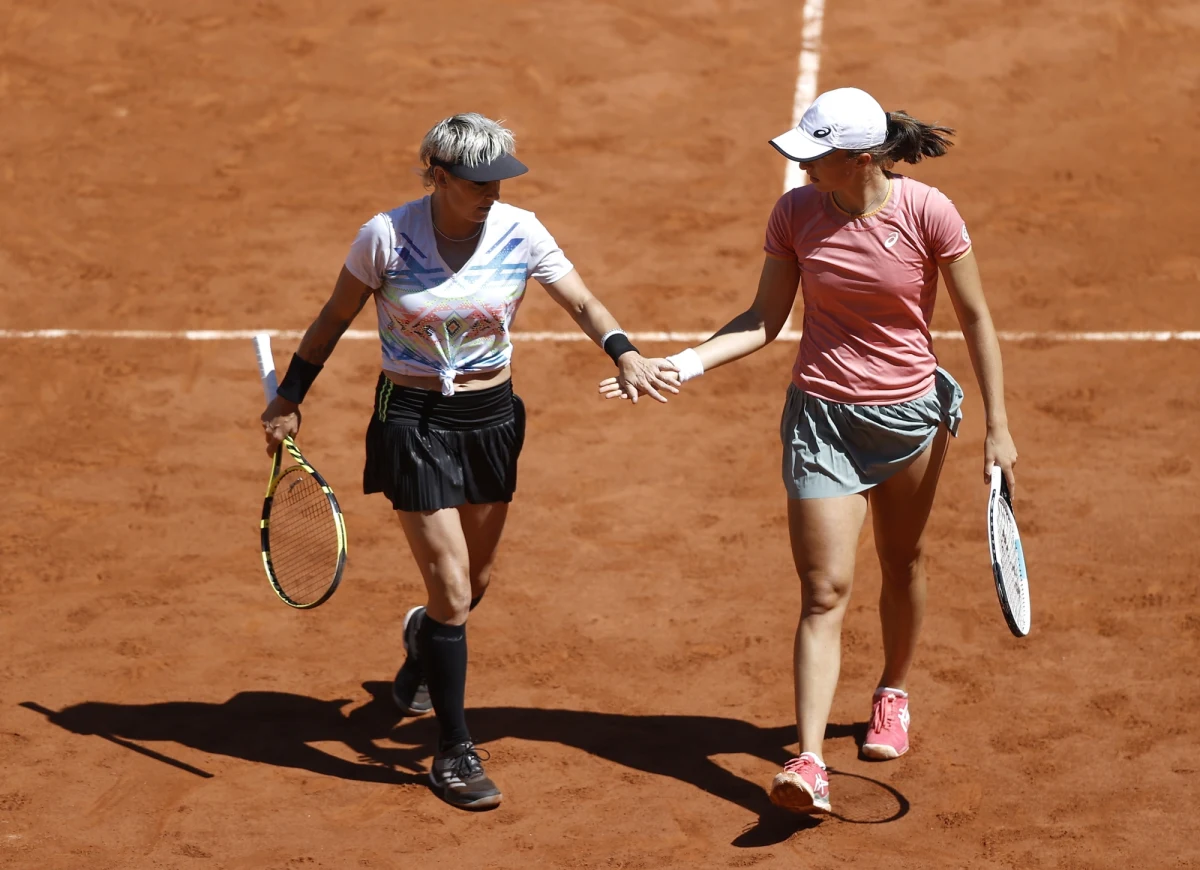 Iga Świątek bez drugiego w karierze wielkoszlemowego tytułu: w finale debla French Open 20-letnia Polka i starsza o 16 lat Amerykanka Bethanie Mattek-Sands przegrały z Czeszkami Barborą Krejcikovą i Kateriną Siniakovą 4:6, 2:6.