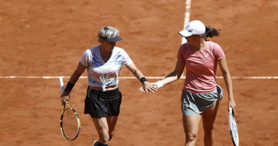 Iga Świątek bez drugiego w karierze wielkoszlemowego tytułu: w finale debla French Open 20-letnia Polka i starsza o 16 lat Amerykanka Bethanie Mattek-Sands przegrały z Czeszkami Barborą Krejcikovą i Kateriną Siniakovą 4:6, 2:6.