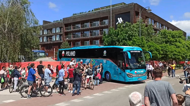 Punktualnie o 12:45 reprezentacja polskich piłkarzy opuściła hotel Sopot Marriott Resort & Spa w asyście entuzjastycznych okrzyków kibiców. O 13:45 nasi piłkarze polecieli z gdańskiego lotniska do Sankt Petersburga gdzie rozegrają jutro mecz ze Słowacją. 