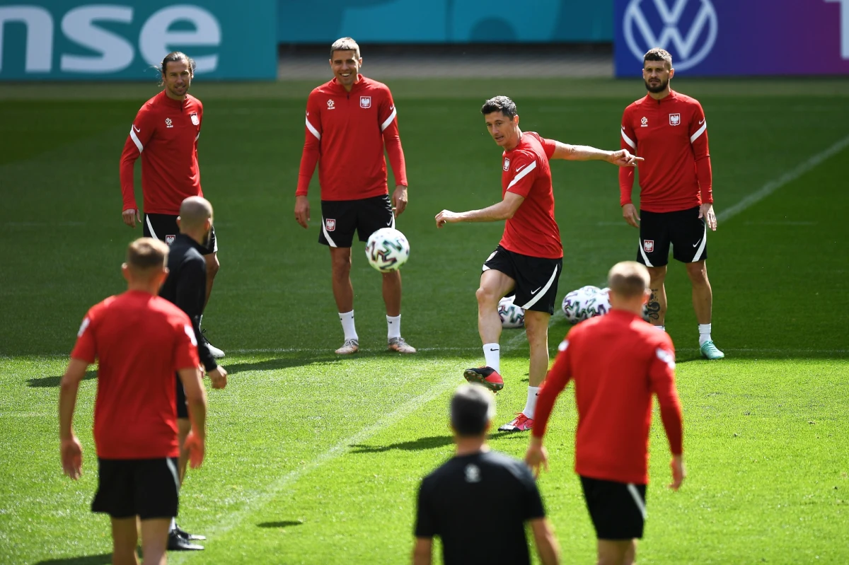 Odliczamy już godziny do pierwszego starcia polskich piłkarzy na Euro 2020: dzisiaj po południu biało-czerwoni zmierzą się ze Słowacją! Jaki wynik tego meczu typujecie? A wybiegając nieco w przyszłość: oceniacie, że Polacy zdołają wyjść z grupy? Zagłosujcie w naszych sondach, podzielcie się opinią w sekcji komentarzy!