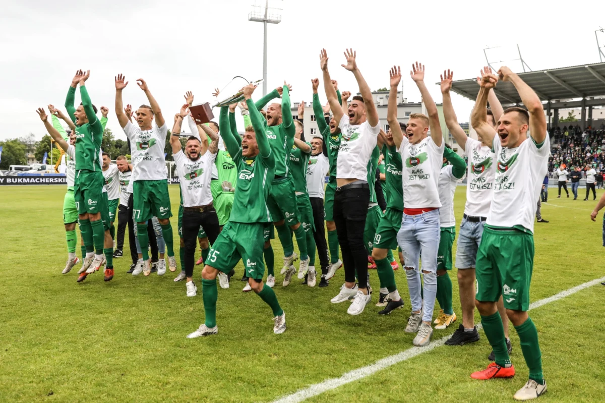 ​Piłkarze Radomiaka Radom i Bruk-Betu Termaliki Nieciecza wywalczyli w ostatniej kolejce pierwszej ligi bezpośredni awans do Ekstraklasy. Trzeciego beniaminka najwyższej klasy wyłonią barażowe mecze z udziałem GKS Tychy, Arki Gdynia, ŁKS Łódź i Górnika Łęczna.