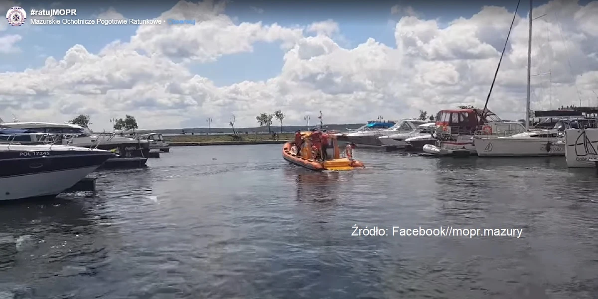 "Na Mazurach wieje dzisiaj silny wiatr - podmuchy osiągają siłę 6 stopni w skali Beauforta. Na jeziorze Kisajno wywróciła się łódź, którą żeglowało dwoje dorosłych i troje dzieci. Ludzi z wody podjęli żeglarze, a łódź zatonęła" - poinformował PAP ratownik MOPR Tomasz Kurowicki.
