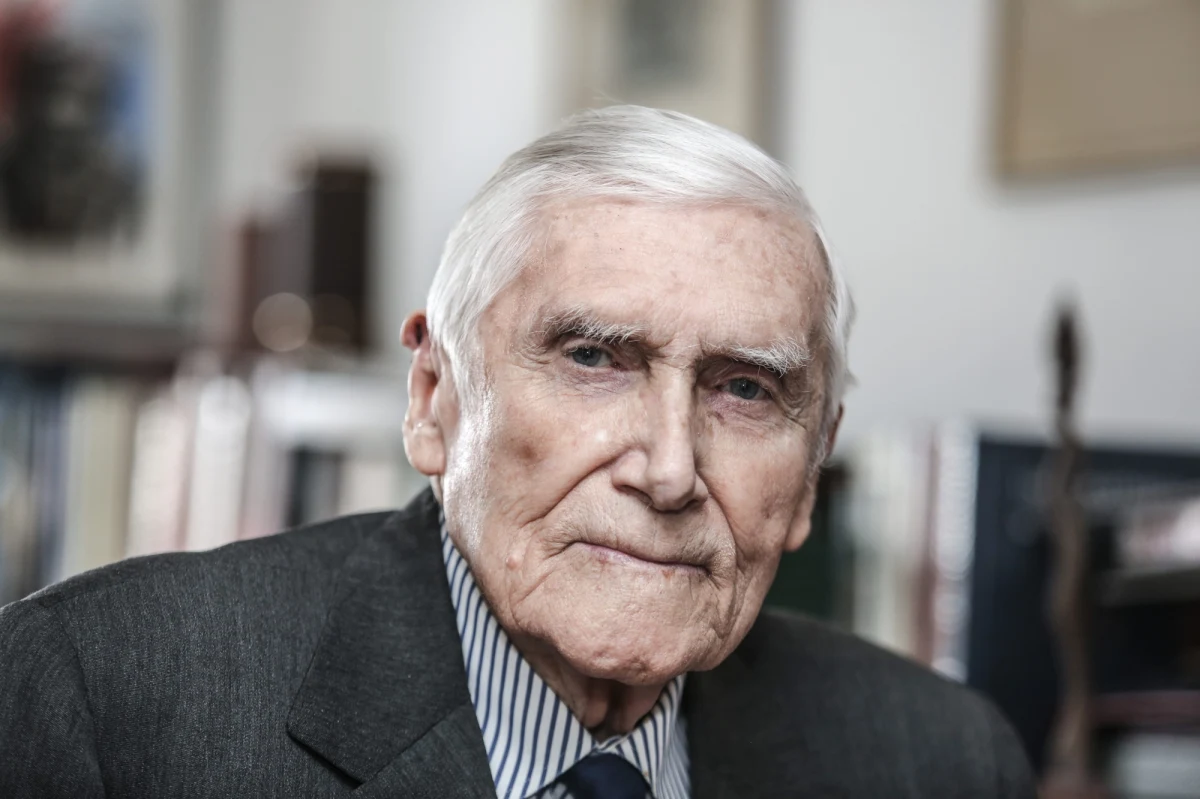 "Nie żyje prof. Witold Kieżun - ekonomista, żołnierz Armii Krajowej, bohater Powstania Warszawskiego, który samodzielnie wziął do niewoli 14 Niemców. Miał 99 lat. Patriota i jeden z ostatnich wiernych etosowi polskiej inteligencji" - podkreślił wicepremier, szef MKDNiS Piotr Gliński.