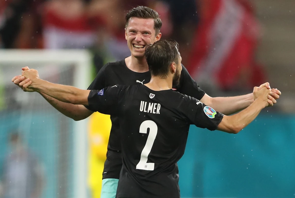 Pierwsze minuty rywalizacji grupowych rywali polskich piłkarzy z kwalifikacji były wyrównane, a debiutujący w wielkiej imprezie Macedończycy nie sprawiali wrażenia przestraszonych. Po kwadransie schowani nieco za podwójną gardą Austriacy zaczęli atakować odważniej, a w 18. minucie wyprowadzili skuteczny cios.