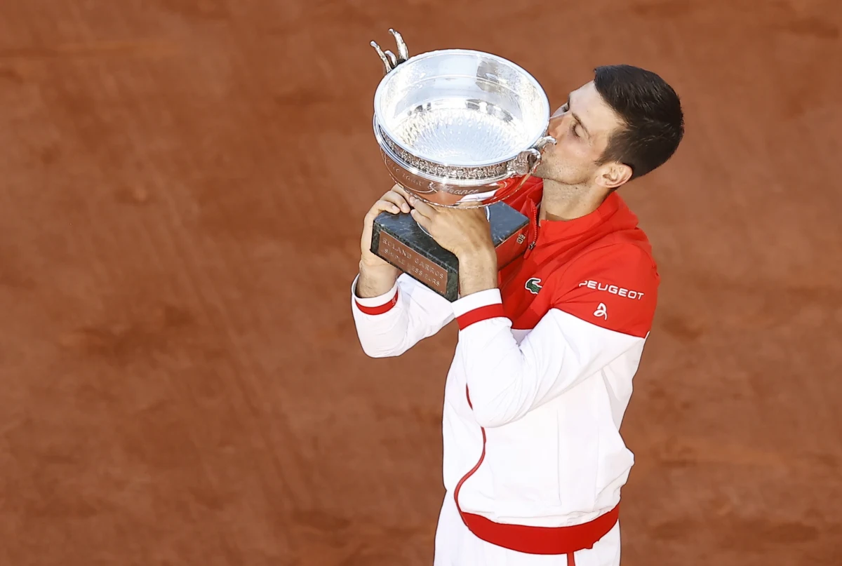 ​Serb Novak Djokovic pokonał Greka Stefanosa Tsitsipasa 6:7 (6-8), 2:6, 6:3, 6:2, 6:4 w finale French Open. To jego drugi triumf w Paryżu i tym samym został pierwszym tenisistą w liczonej od 1968 roku tzw. Open Erze, który każdy turniej Wielkiego Szlema wygrał więcej niż raz.