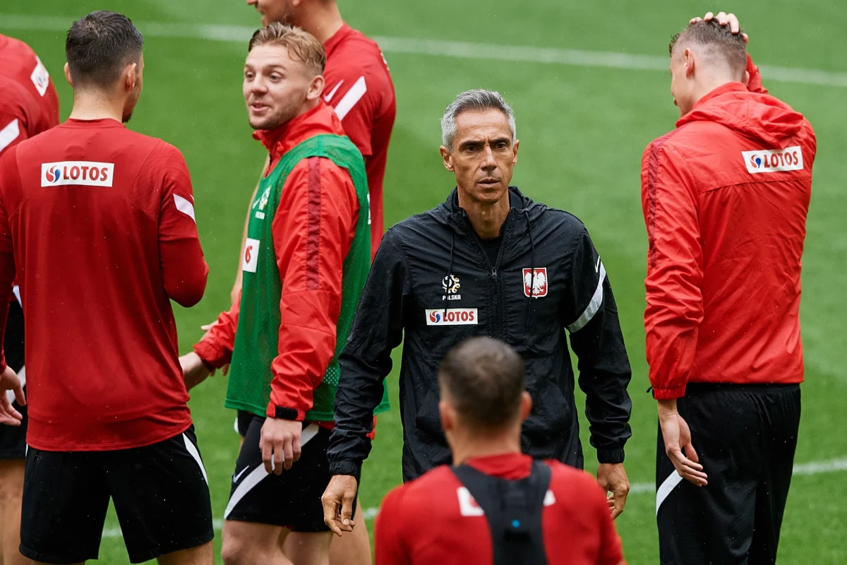 "Wszyscy są zdrowi i gotowi do gry" - powiedział trener piłkarskiej reprezentacji Polski Paulo Sousa. W poniedziałek biało-czerwoni meczem ze Słowacją w Sankt Petersburgu rozpoczną rywalizację w mistrzostwach Europy.