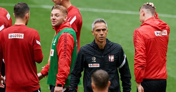 "Wszyscy są zdrowi i gotowi do gry" - powiedział trener piłkarskiej reprezentacji Polski Paulo Sousa. W poniedziałek biało-czerwoni meczem ze Słowacją w Sankt Petersburgu rozpoczną rywalizację w mistrzostwach Europy.