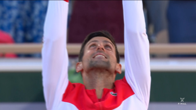 Przegrał dwa pierwsze sety, ale w następnych nie dał rywalowi żadnych szans. Novak Djoković wygrał drugi w tym sezonie turniej wielkoszlemowy i już 19. w karierze. W finale Rolanda Garrosa pokonał Stefanosa Tsitsipasa 6:7, 2:6, 6:3, 6:2, 6:4. Mecz trwał cztery godziny 10 minut. Za zwycięstwo Serb otrzymał 1,4 miliona euro, pokonany Grek – 750 tysięcy.
