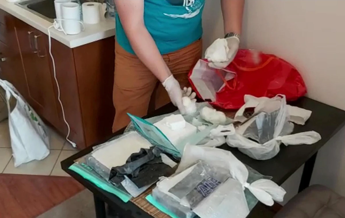 38-latek podejrzany jest  o posiadanie znacznej ilości środków odurzających. W jego mieszkaniu funkcjonariusze zabezpieczyli około 4,5 kg kokainy o czarnorynkowej wartości około 1,8 miliona złotych - poinformował rzecznik mokotowskiej policji podkom. Robert Koniuszy. Mężczyzna został zatrzymany przez policjantów z warszawskiego Mokotowa.