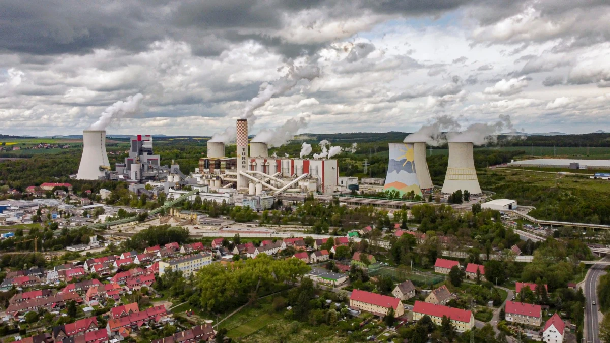 "W poniedziałek polski rząd ma otrzymać od Czechów propozycję umowy w sprawie kopalni Turów. Jeśli strony się porozumieją, skarga Pragi może być wycofana z TSUE jeszcze przed wakacjami" - informuje "Dziennik Gazeta Prawna". Z jej informacji wynika też, że spór mógł się zakończyć o wiele wcześniej.