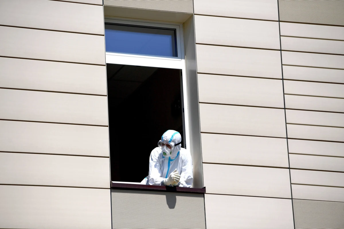 Potwierdziły się nieoficjalne informacje reportera RMF FM: W dzisiejszym raporcie Ministerstwa Zdrowia znalazło się 140 nowych przypadków zakażeń koronawirusem. To najniższy dobowy przyrost od prawie roku w Polsce. 